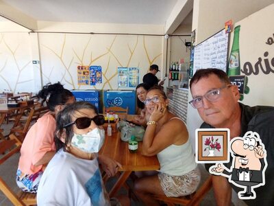 Sente em uma das mesas no Ponto Do Carneiro