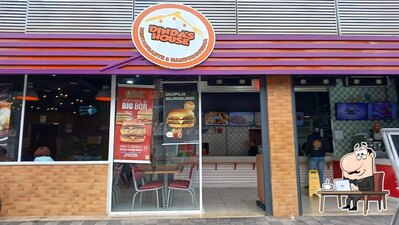 Sente em uma das mesas no https://instagram.com/dindashouse?utm_source=qr&igshid=MzNlNGNkZWQ4Mg==