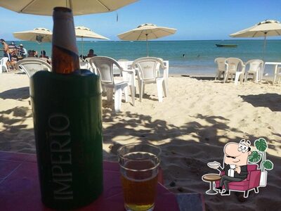 Sente em uma das mesas no Cabana Águas De Coroa