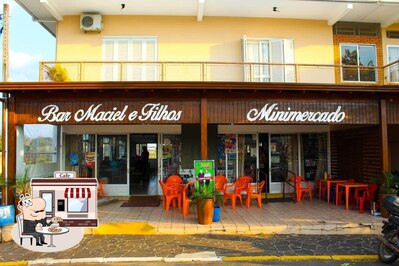 Descubra a parte externa do Bar Maciel e Filhos