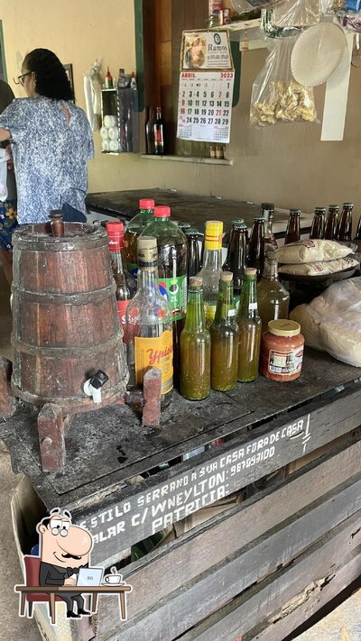 Sente em uma das mesas no Estilo Serrano Lanches