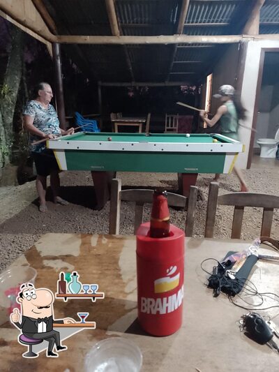Sente em uma das mesas no Lanchonete Rancho