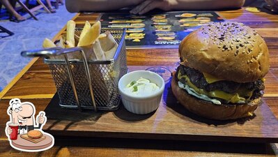 Peça um dos hambúrgueres servidos no Nômade Burger House