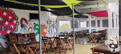 Sente em uma das mesas no Boteco Da Família