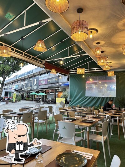Sente em uma das mesas no Bratza Pizzaria Barra Mall