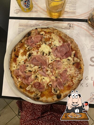 A Kaos, puoi assaggiare una bella pizza