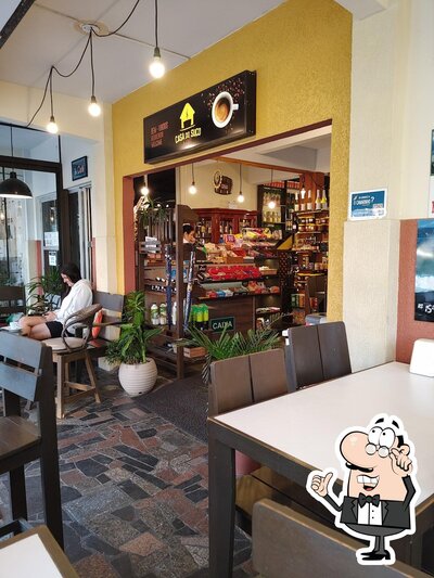 Sente em uma das mesas no Casa do Suco e Café