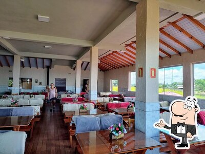 Sente em uma das mesas no Mirante Restaurante e Turismo Rural