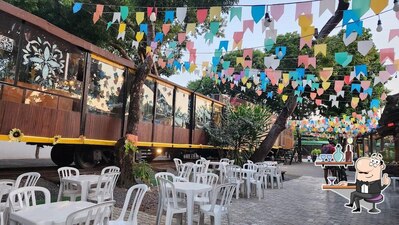 Sente em uma das mesas no Restaurante Varandas Guarajuba