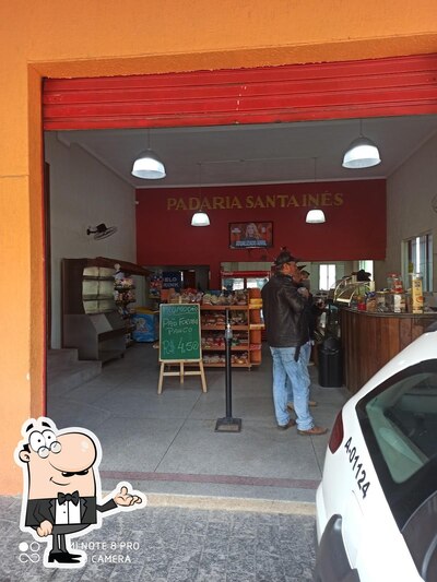 Sente em uma das mesas no Padaria Santa Inês