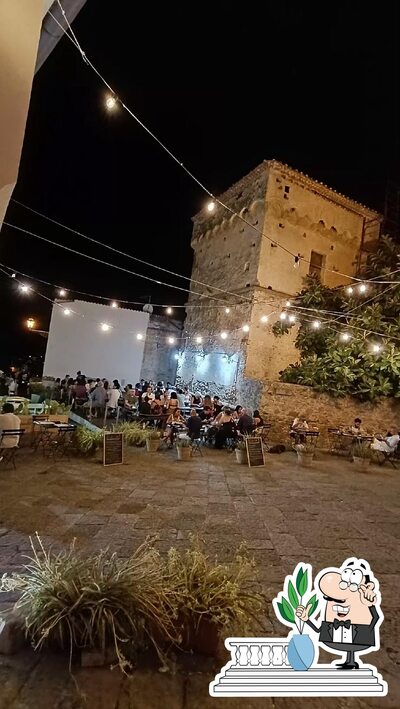 Puoi goderti l'aria fresca da seduto all'esterno di Agropoli