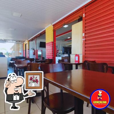 Sente em uma das mesas no Gonçalina Pães e Conveniências