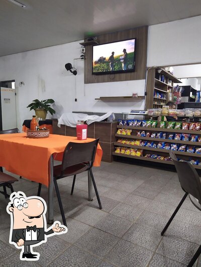 Sente em uma das mesas no Restaurante e Lanchonete Rancho Alegre