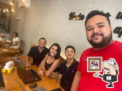 Sente em uma das mesas no Dolce coffee Maraba