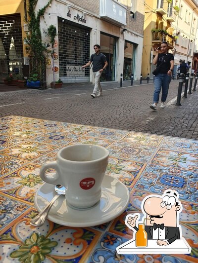 Assaggia le varie cose da bere servite dal pub & bar Caffè Nazionale