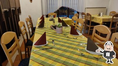 Installez-vous à l'une des tables de Gostilna "Kot", Klinar Štefan s.p