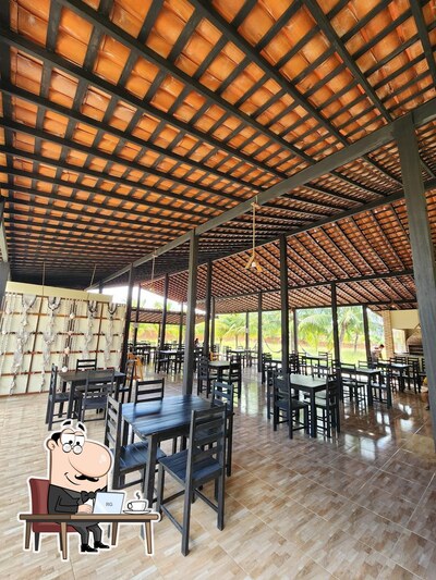 Sente em uma das mesas no Imperio do churrasco