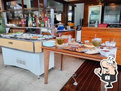 Sente em uma das mesas no Restaurante Sal da Terra