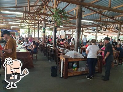 Sente em uma das mesas no Restaurante Guarantã - São Manuel,Sp