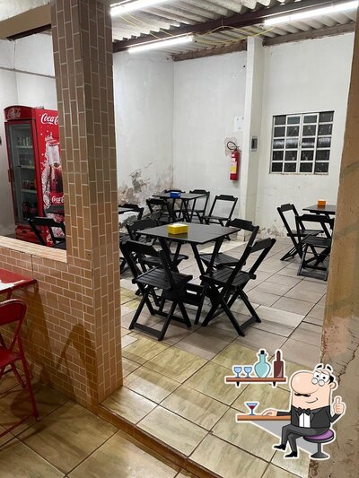Sente em uma das mesas no Bila Burguers