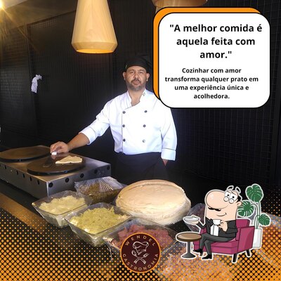Sente em uma das mesas no wendel gastronomia