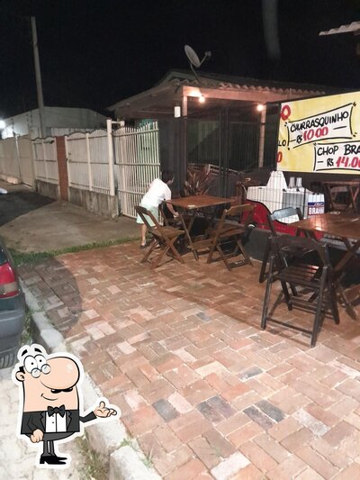 Sente em uma das mesas no Black Barn - Bar e Grill