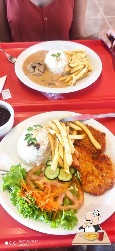 O Bud Café - Lanches & Refeições provê batatas fritas
