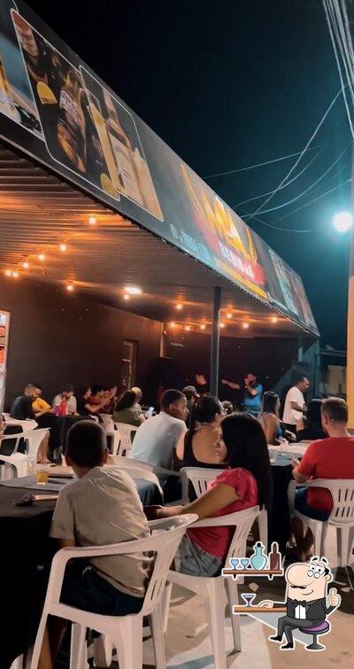 Sente em uma das mesas no Bar Altas Horas