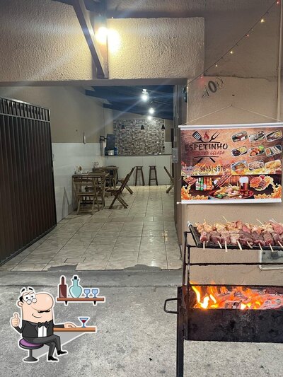 Sente em uma das mesas no Espetinho do Walison