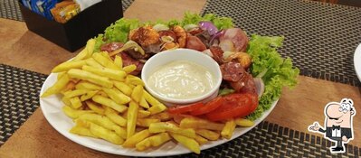 Sente em uma das mesas no Pizzaria Bella Massa Extremoz