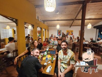 Sente em uma das mesas no BirOscA Cozinha