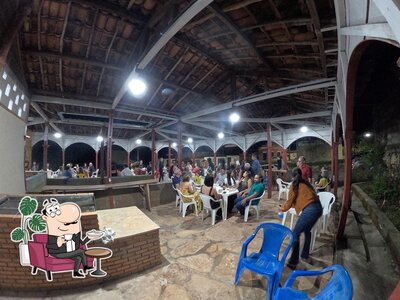 Sente em uma das mesas no Trem Bom - Restaurante