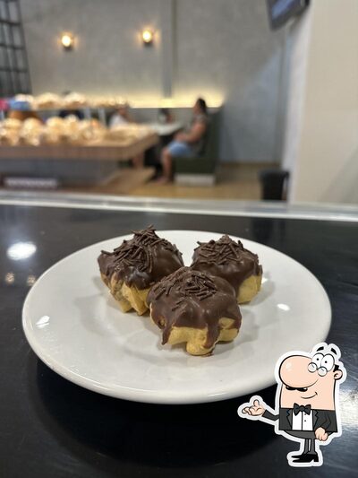 Sente em uma das mesas no Prado Café
