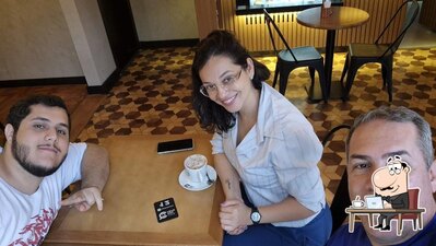 Sente em uma das mesas no Café Conceito Vila Paraíba