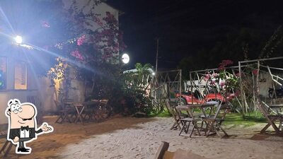 Sente em uma das mesas no Zero Grau Lounge