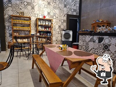 Sente em uma das mesas no Coffee Prime Califórnia