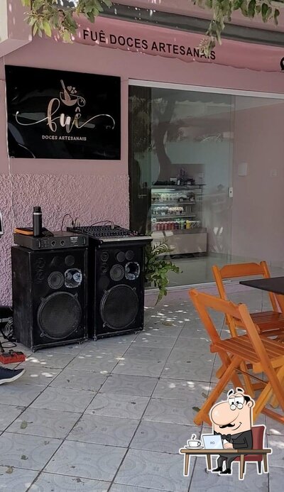 Sente em uma das mesas no Fuê - Doces Artesanais Doceria em Cambuci