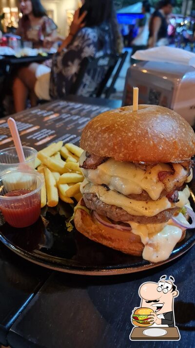 Deguste um dos hambúrgueres servidos no Marcos Açaí Burger