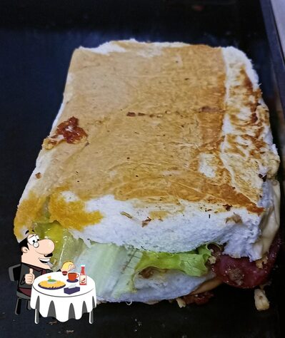 Experimente um hambúrguer no Capitão Lanches prensados