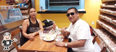 Sente em uma das mesas no Pizzaria e Panificadora Varandas
