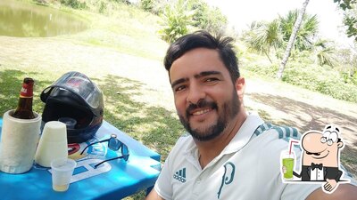 BALNEÁRIO DO PEIXE serve uma seleção de drinques