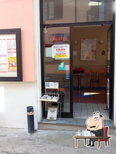 Dai un'occhiata agli interni di Pizzeria Express
