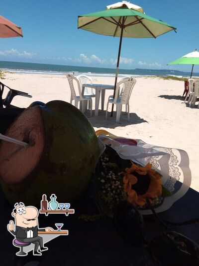 Sente em uma das mesas no Cabana Tropical