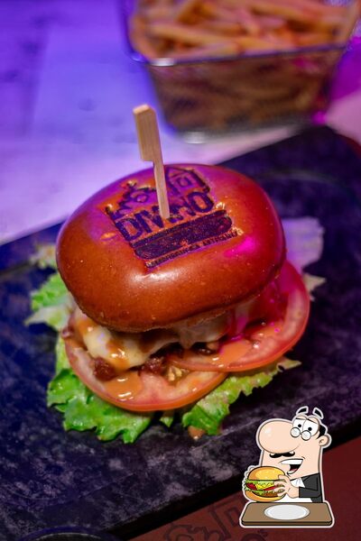 Delicie-se com um hambúrguer no Divino's Burger e Pizza