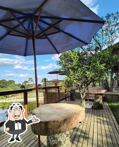 Sente em uma das mesas no El Rancho Beer