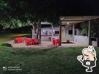Sente em uma das mesas no Bar do maguila