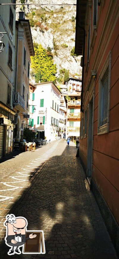 Curiosa tra la parte esterna di El Botegher - Limone sul Garda
