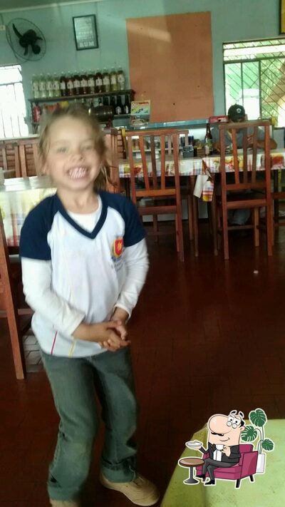 Sente em uma das mesas no Restaurante e lanchonete Cadini