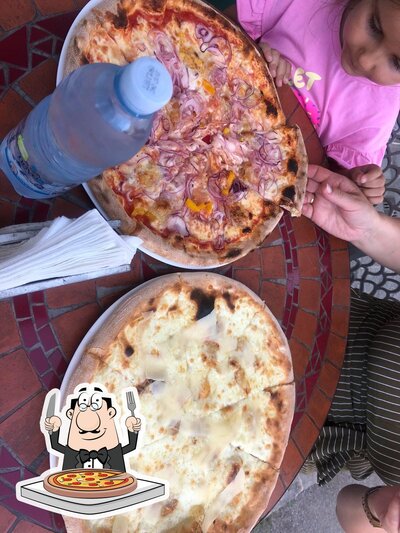 Scegli una pizza al ristorante La Mediterranea via Antonio Gramsci 75