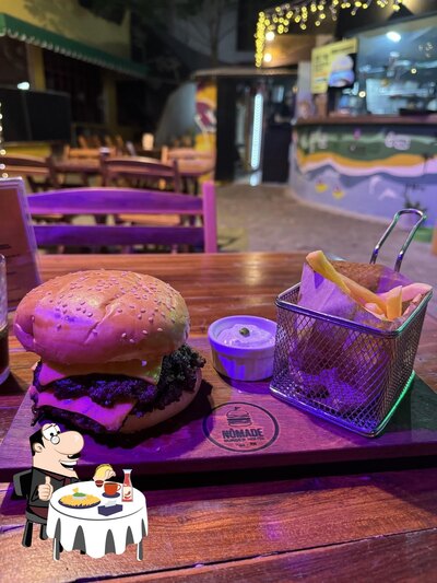 Experimente um dos hambúrgueres servidos no Nômade Burger House